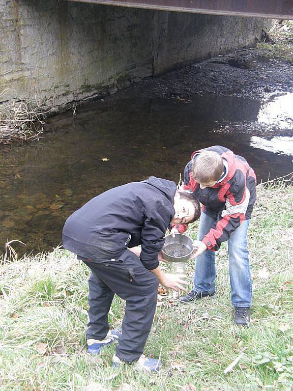 Děti z Břidličné zjišťovaly, zda je potok Polička ve směru na Vajglov znečištěn pesticidy z okolních polí.