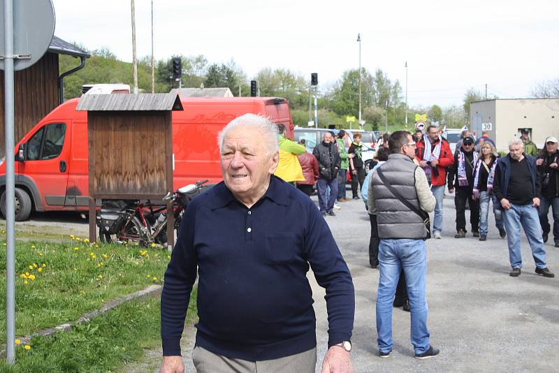 Jan Dokládal býval náčelníkem krnovského Depa v době, kdy pod něj patřila také úzkokolejka Osoblažka. Fotoreportáž ho zachytila v roce 2017, když jako důchodce přijel do Třemešné na zahájení sezony parních vlaků vzpomínat a setkat se s kolegy železničáři.