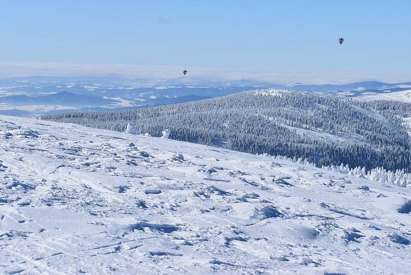 Na Pradědu byl mráz čtrnáct stupňů pod nulou, když se Deník vydal zkontrolovat hustotu leteckého provozu. Během hodiny se na nebi objevilo pět horkovzdušných balonů,  paraglidista, vrtulník i letouny Cessna a Zlín.