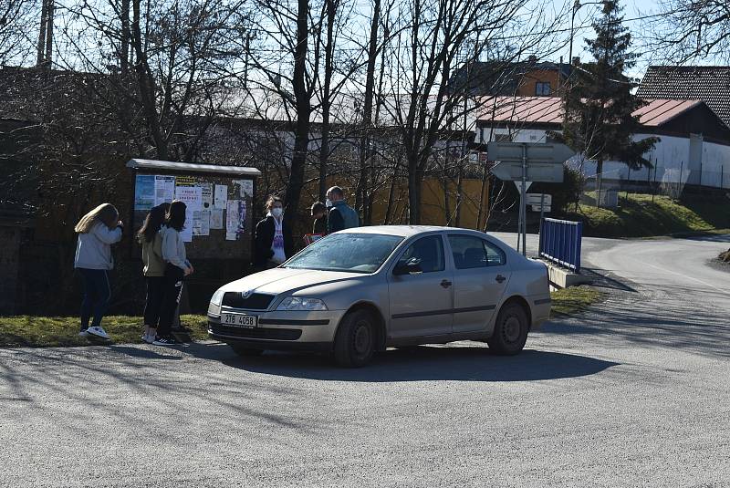 Svobodné Heřmanice leží na hranici okresů Bruntál a Opava. Máme je spojené hlavně se zatopeným břidlicovým lomem Šifr.