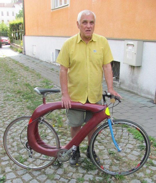 Jaroslav Balcárek vyrobil už třetí prototyp kola z uhlíkového laminátu a jako cyklista je s ním velmi spokojený. Problém je, že své nápady a zlepšováky nedokáže prodat a přivést kolo plné inovací do sériové výroby.