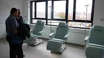 Nový onkologický stacionář  v krnovské nemocnici se poprvé představil  veřejnosti loni v listopadu. Kromě čekárny a ambulance zahrnuje také aplikační místnost.