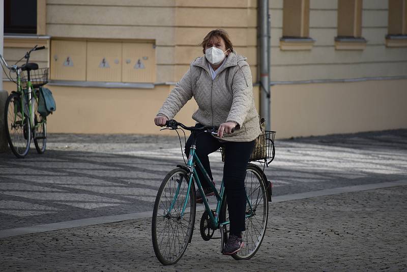 Uvnitř veřejných budou už jsou respirátory samozřejmostí. V centru Krnova se s nimi stále častěji můžeme setkat také venku. 25. února 2021.