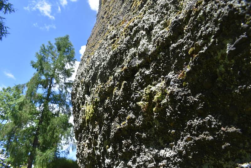 Razovské tufity je bývalý lom, ze kterého se stala chráněná přírodní památka.