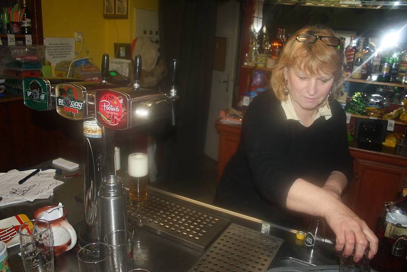 Pro srazy táborníků v Úvalně je klíčovou osobností hlavní organizátor Miroslav Kment a Anička Hromadová, která provozuje restauraci Strážiště a o všechny hosty se vzorně postará.