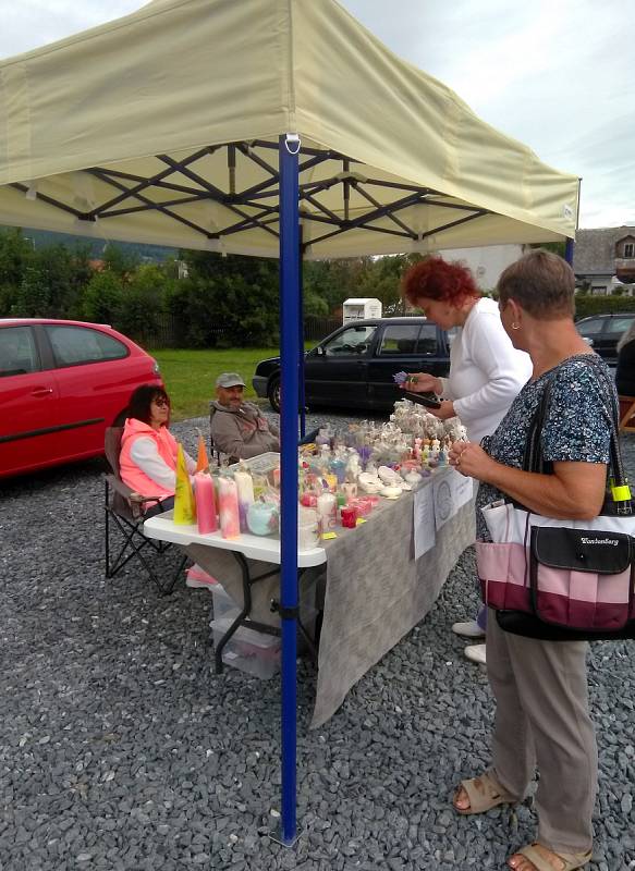 První farmářský trh na vrbenském náměstí nabízel čerstvé potraviny, produkty regionálních farmářů i rukodělné a řemeslné výrobky českých výrobců a producentů.