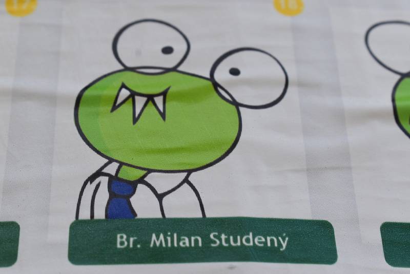 Zubaté žáby zasáhly do předvolební kampaně v Bruntálu. Představily voličům na plakátech své kandidáty, program i volební hesla.