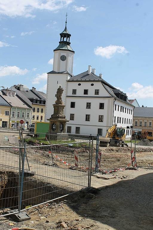 Rekonstrukce náměstí Míru v Rýmařově. Kvůli prvním objevům v Radniční ulici archeologové zastavili stavbu, ale po dohodě a městem probíhají stavební práce zároveň s archeologickými.