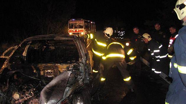 Dvě jednotky hasičů zasahovaly v noci z úterý na středu v Leskovci nad Moravicí při požáru osobního automobilu BMW X6.