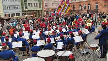 TRADIČNÍ JARMARK na náměstí měl nabitý hudební program, který zahájil Dechový orchestr mladých Krnov. 