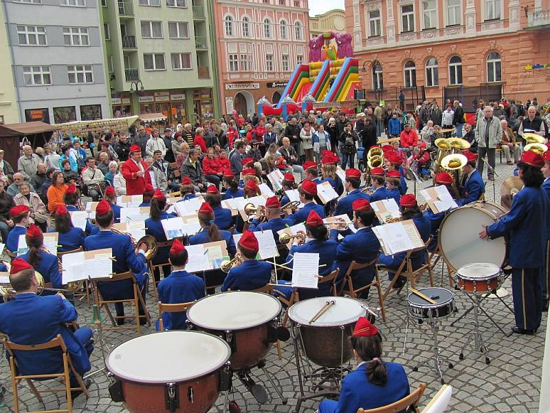 TRADIČNÍ JARMARK na náměstí měl nabitý hudební program, který zahájil Dechový orchestr mladých Krnov. 