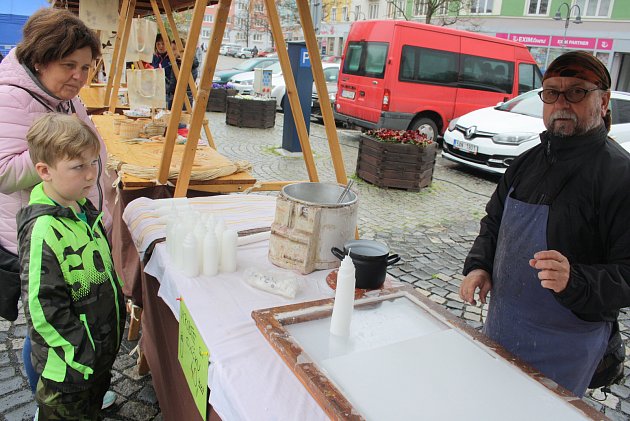 Miloš Gajda roztápí svíčkařský vosk a jezdí po jarmarcích už 13 let. Nejraději má knoty z vrbenské Odetky a pořád shání staré friťáky.