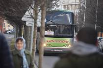 První váleční uprchlíci z Ukrajiny do Krnova dorazili už koncem února. Na snímku příjezd autobusu v neděli 27. února 2022. Ženy, děti a senioři pochází z partnerské Nadvirny. V Krnově zůstala pouze část, ostatní po krátkém odpočinku pokračovali do dalších