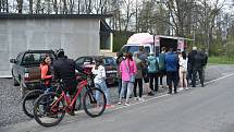 Lidé přijíždí do Lichnova vystát frontu na zmrzlinu Tess Gemelové. Tatérka a výtvarnice se kvůli lockdownu rekvalifikovala na zmrzlinářku. Květen 2021.