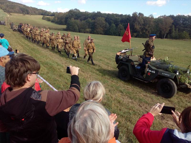 Rekonstrukce válečných operací na Osoblažsku přilákala do Liptaně přes dva tisíce diváků. Byli zvědaví především na tank T-34 a sovětskou stíhačku Jakovlev JAK-3.