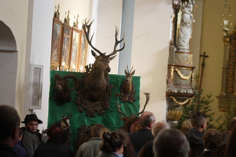 Myslivci z Třemešné oslavili svátek svého patrona svatého Huberta slavnostní mší plnou pradávných rituálů.