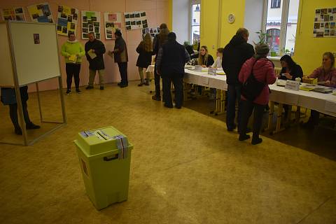 Volební okrsky na krnovském gymnáziu 27. ledna 2023.