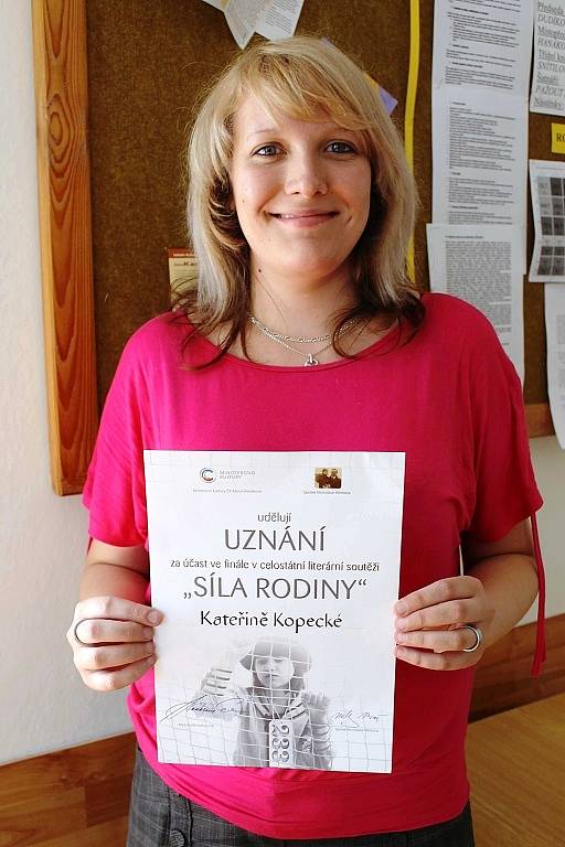 Úspěšná studentka Kateřina Kopecká s oceněním za účast ve finále celostátní literární soutěže Síla rodiny.