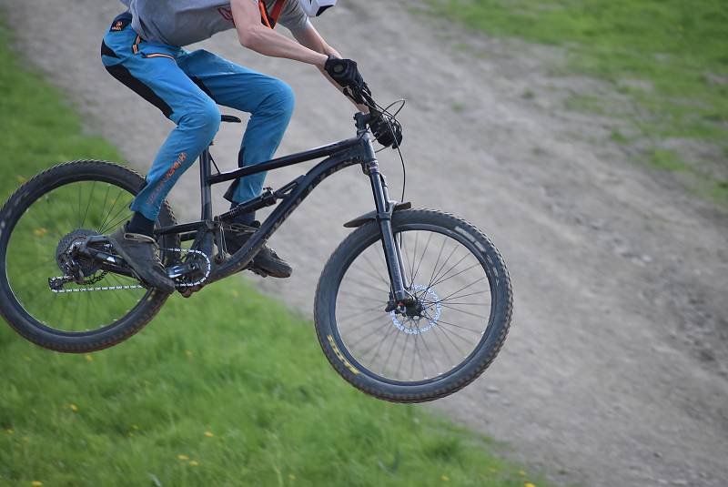 Bikepark Kopřivná v Jeseníkách pojal zahájení sezony jako zábavnou show pro celou rodinu.