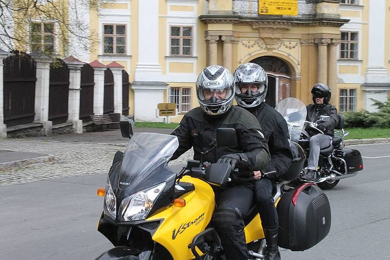 Holky a mašiny se nabízely k obdivování pod rozkvetlými třešněmi na náměstí Míru v Bruntále při sobotní motorkářské akci Vítání jara.