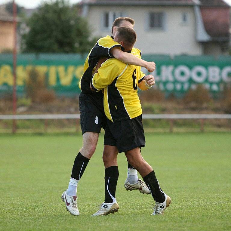 Fotbalisté Břidličné (ve žlutém) přivezli z Opavy tři důležité body díky gólům Chudého a Cálka.