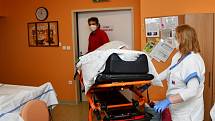 Přesun pacientů z krnovské jednotky DIOP do apalické jednotky ve Městě Albrechticích koncem loňského roku, díky kterému se uvolnily lůžka pro pacienty s těžkým průběhem onemocnění Covid-19.