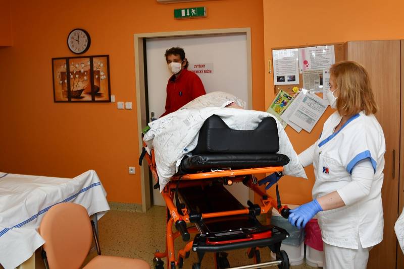 Přesun pacientů z krnovské jednotky DIOP do apalické jednotky ve Městě Albrechticích koncem loňského roku, díky kterému se uvolnily lůžka pro pacienty s těžkým průběhem onemocnění Covid-19.