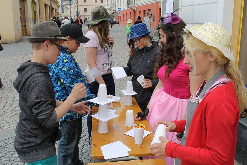 Studentům patřilo v pátek 15. května centrum Bruntálu. Zejména těm, kteří si pořídili vlastní pokrývku hlavy, protože šlo o Kloboukový majáles.