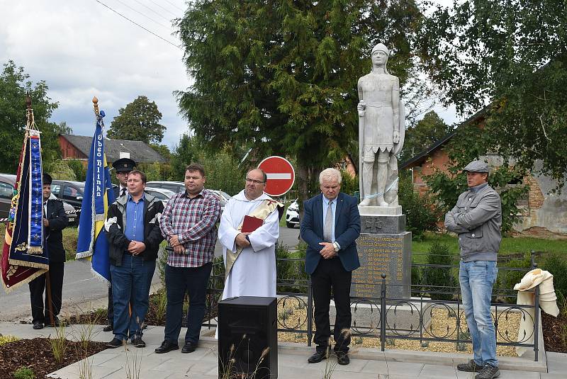 Hlinka přivítala návrat Rytíře. Dobrovolní hasiči připravili obřad žehnání praporu a oslavili 75 let od své jednotky. Vše uzavřela zábava Hlinka buduje, zpívá a tančí. Září 2021.