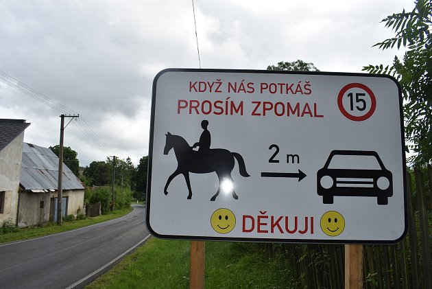 Mezina má koně na obecním znaku i na dopravní značce.