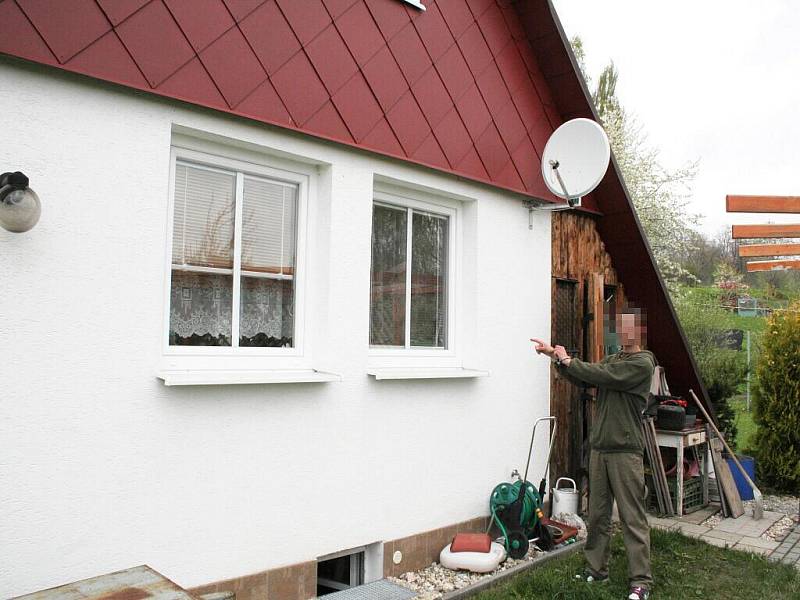 Zloděj, který má chaty na svědomí, se nerozpakoval a hrdě policistům ukázal, které chaty s kumpánem vykradli. Přestože se ke vloupačkám policistům už přiznal, ale dokud nebude stát před soudem, platí presumpce neviny a nemůžeme zveřejnit jeho podobu.