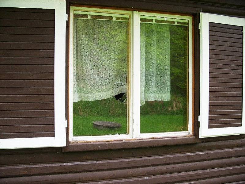 Zloděj, který má chaty na svědomí, se nerozpakoval a hrdě policistům ukázal, které chaty s kumpánem vykradli. 