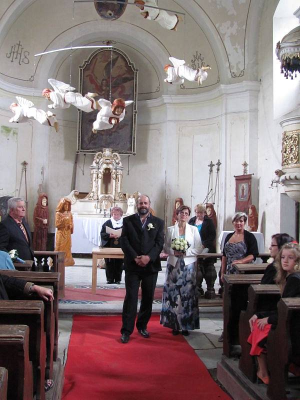 Známý řezbář Jiří Halouzka z Jiříkova se v sobotu oženil, „ano“ si řekl se snoubenkou Magdou ve svém vlastním kostele.