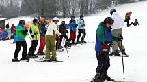 Vynikající sněhové podmínky k lyžování jsou v tomto týdnu v Karlově pod Pradědem. Lyže ochutnávají v Turistickém centru Pawlin například žáci z jihu Moravy.