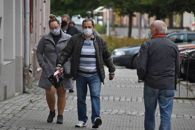 Krnované 21. října 2020 poctivě nasadili roušky a respirátory. Stávají se běžnou součástí výbavy také u cyklistů.