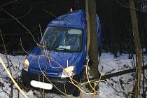 V těžké zranění padesátiletého řidiče vyústila středeční nehoda Citröenu Berlingo u Ondřejova. 