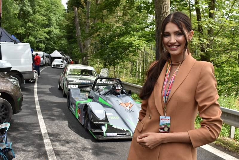 Ozdobou letošního ročníku závodů automobilů do vrchu ve Vrbně pod Pradědem byla Miss Czech Republic 2020, zdejší rodačka, Karolína Kopíncová.
