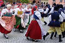 Na náměstí se tančily tradiční řecké tance v různobarevných a pestrých kostýmech. 