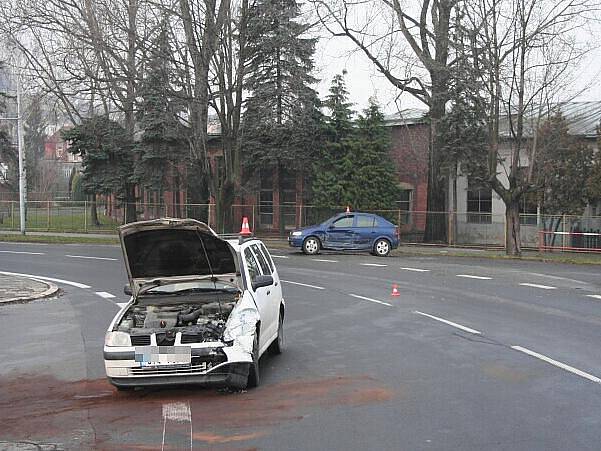 Nabouraný Opel i Seat, takový pohled se naskytl nejen zasahujícím policistům a hasičům na Bruntálské ulici v Krnově.