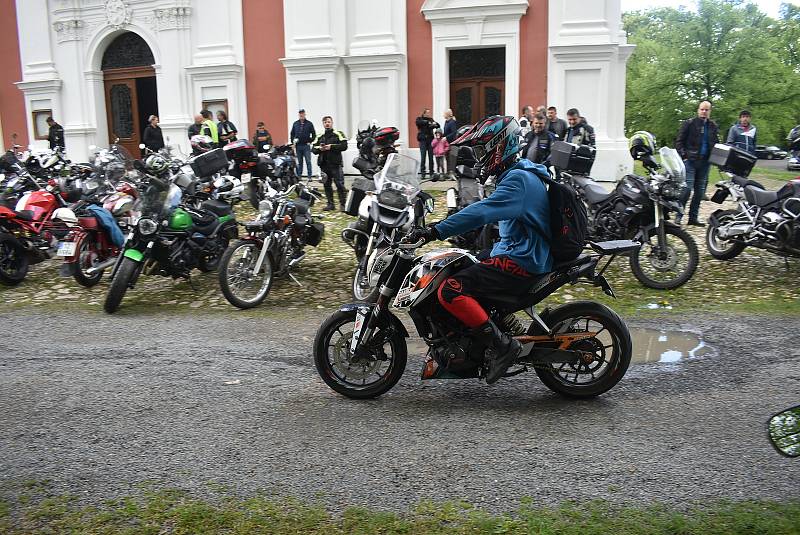 Navzdory deštivé až povodňové předpovědi motorkářům přálo štěstí. V Krnově v poutním kostele na Cvilíně zahájili sezonu modlitbou. Neděle 16. května 2021.