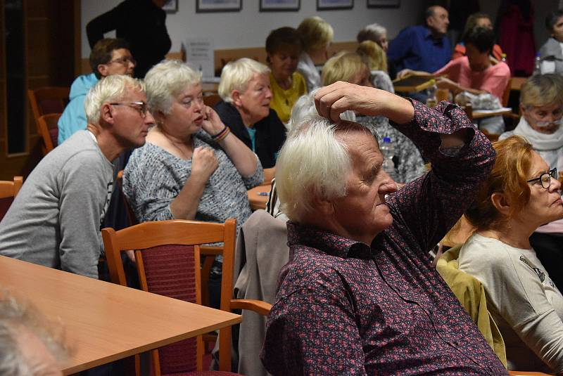 Aktivní senioři se ve Vrbně pod Pradědem schází na akcích univerzity třetího věku. Jan Gemela je pozval na exkurzi do světa včel, kvasinek, medu a alkoholu. 6. října 2022