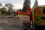 Vrtulník Letecké záchranné služby LZS Ostrava přistál na hřišti přímo ve Vrbně pod Pradědem, aby pacienta s infarktem transportoval na koronarografii do Ostravy.
