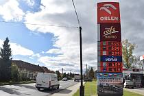 Situace v polském Prudniku a v Hlubčicích den po volbách. Dodávky pohonných hmot na čerpacích stanicích se stabilizovaly. Palivo v Polsku dál zůstává levné. Pondělí 16. října 2023