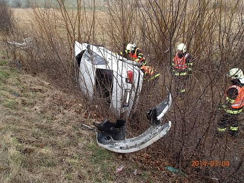 K nehodě BMW s těhotnou ženou vyjela v úterý okolo půl jedenácté dopoledne jednotka Hasičského záchranného sboru Moravskoslezského kraje ze stanice v Krnově a jednotka dobrovolných hasičů z Města Albrechtic.