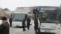 Elektrobus a dva další nízkopodlažní autobusy slavnostně předali ve středu 18. ledna představitelům vedení města zástupci společnosti Arriva Morava, která MHD v Krnově provozuje.