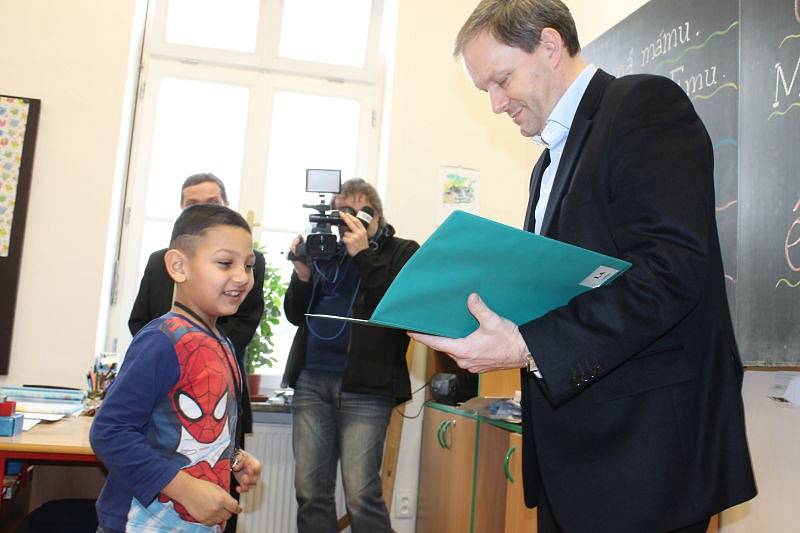 S mírným zpožděním přijel ve čtvrtek do Bruntálu ministr školství, mládeže a tělovýchovy Marcel Chládek.