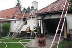 Požár dvojgaráže u rodinného domu v Zátoře Loučkách. Na místě zasahovalo šest hasičských jednotek.
