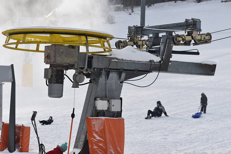 Vlekaři v Jeseníkách stále zasněžují  a příroda jim pomáhá. Ski areál Kopřivná v Malé Morávce zahájí zimní sezonu v pátek 10.12. v 18 hodin večerním lyžováním.