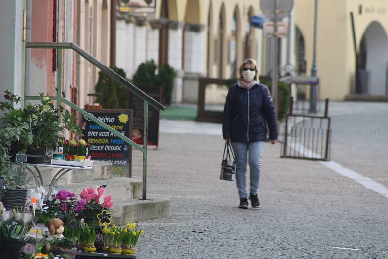 Nový fenomén: řídká fronta s rozestupy před obchodem s metrovým textilem. Ten se podařilo přestěhovat z uzavřeného Prioru do bývalého infocentra.