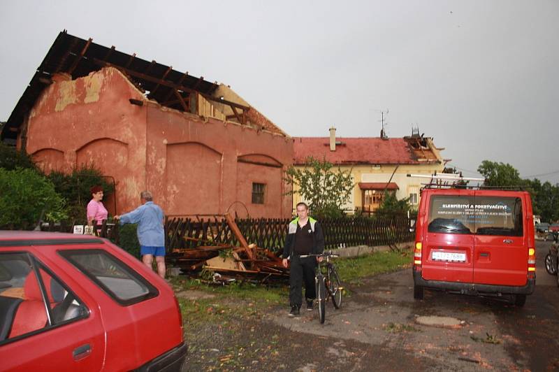 Silná bouřka, doprovázená údajně tornádem, napáchala velké škody.